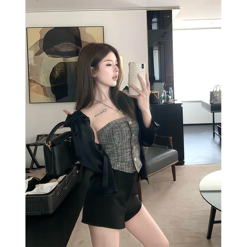 2025秋季新款chic网红同款缎面黑色衬衫女+格纹排扣抹胸+高腰短裤
