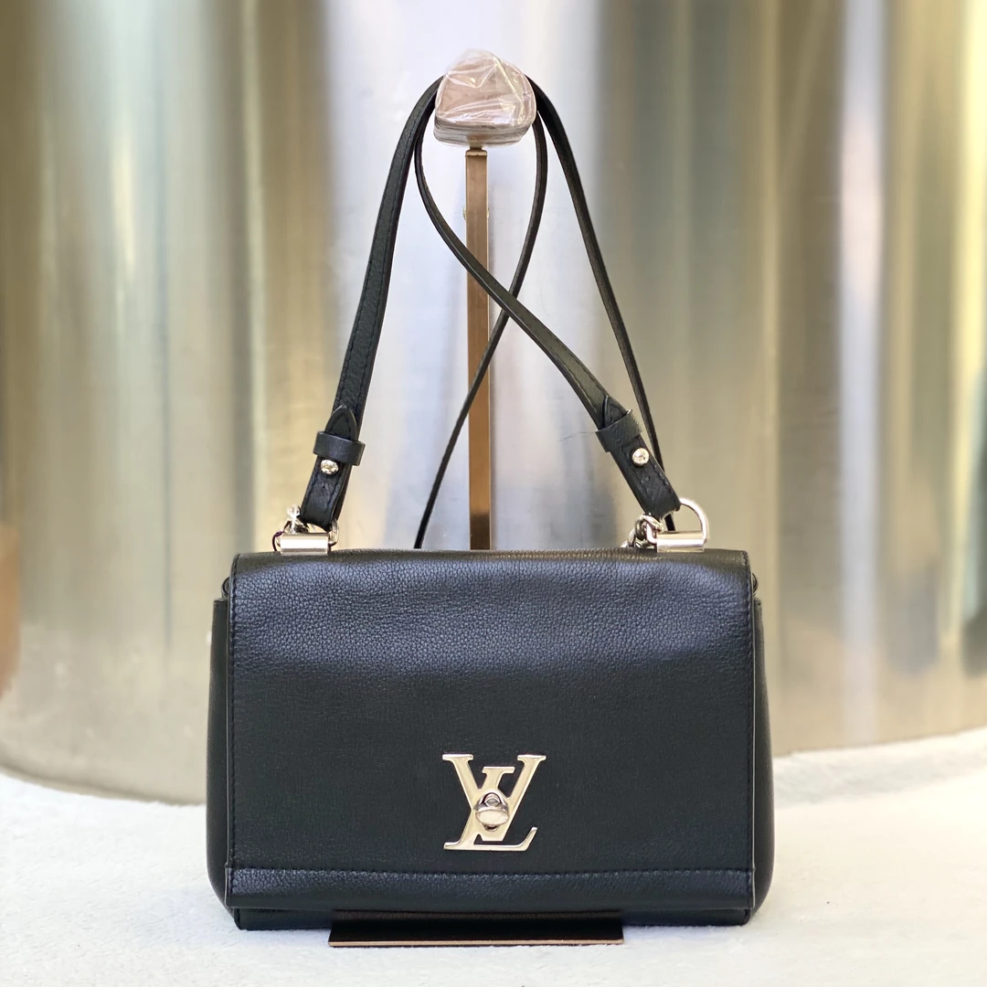 99新 LouisVuitton/路易威登 古有98新lv lockme 黑色斜跨包4634