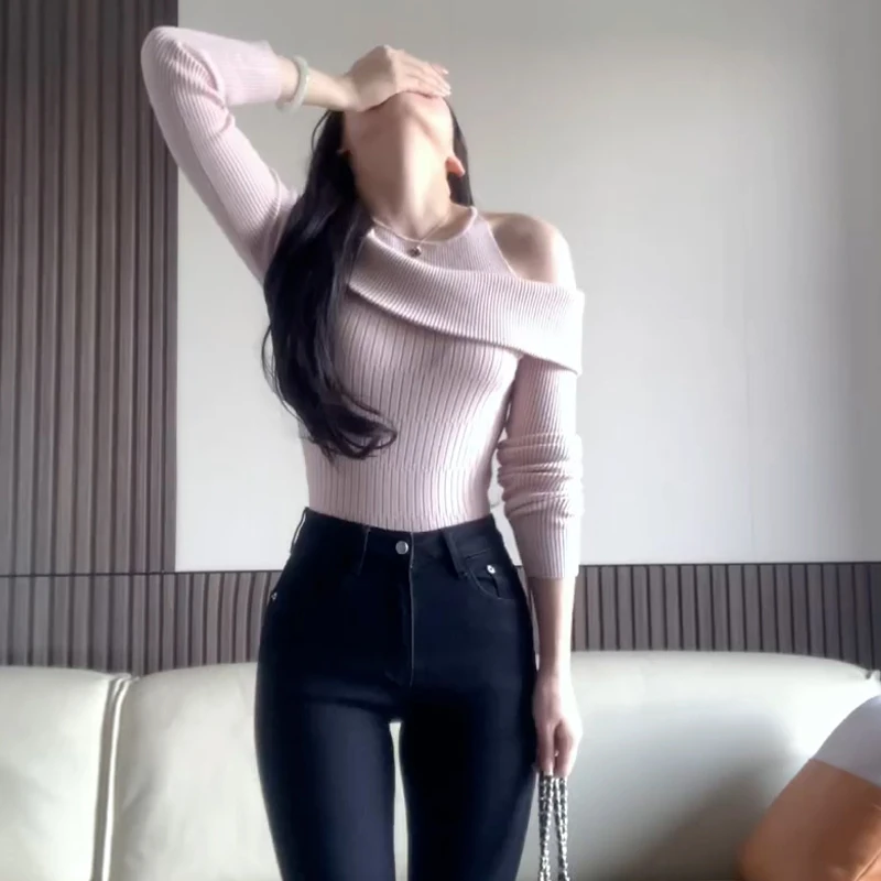 纯欲风高级感露肩针织毛衣女2025年新款秋冬独特别致气质打底上衣