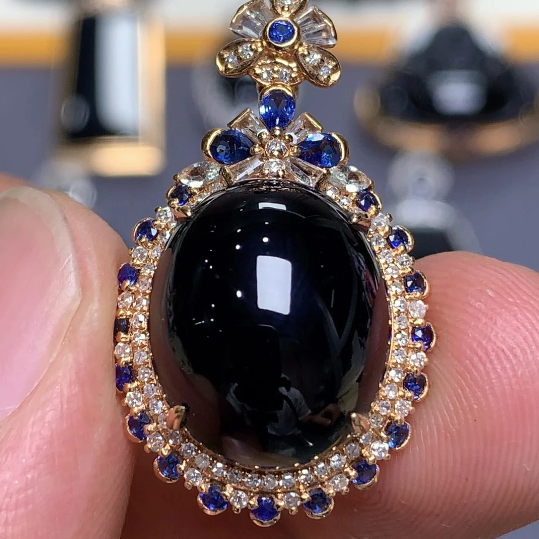 颈饰18K金镶嵌翡翠墨翠蛋面