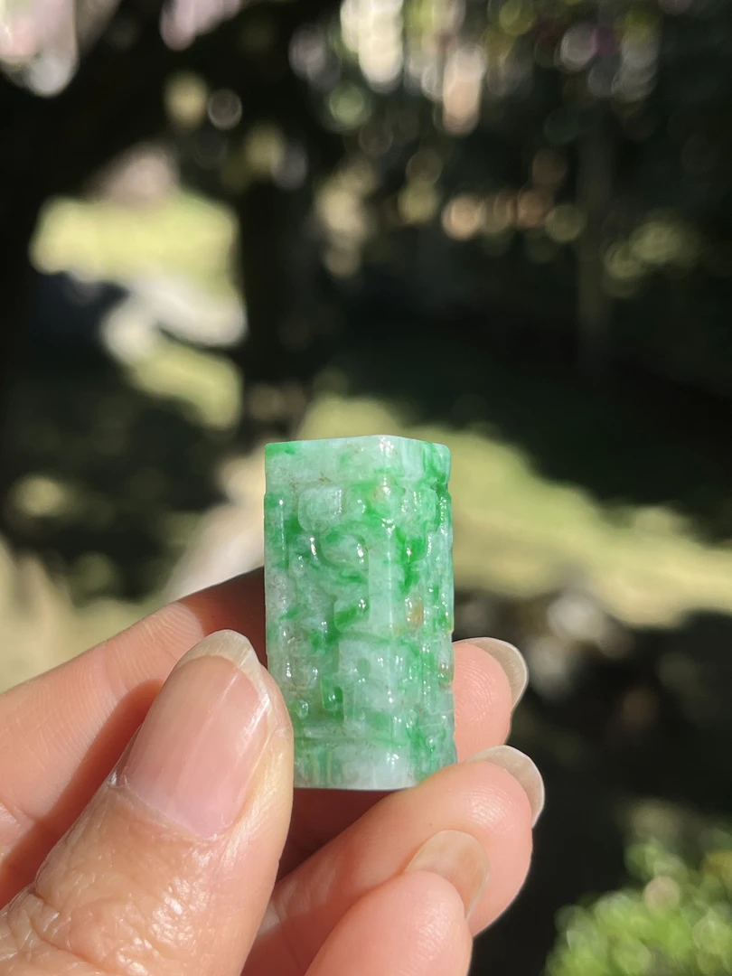 翡翠Ａ货【饕餮仿古方管 】尺寸：28-12