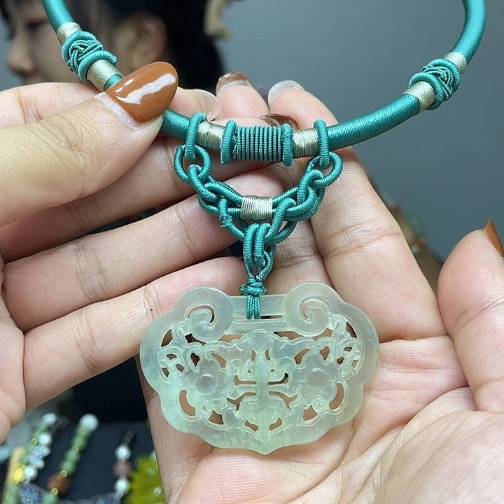 蛇纹石玉未镶嵌颈饰