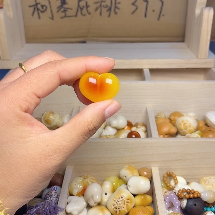 吊坠猴头核桃桃心