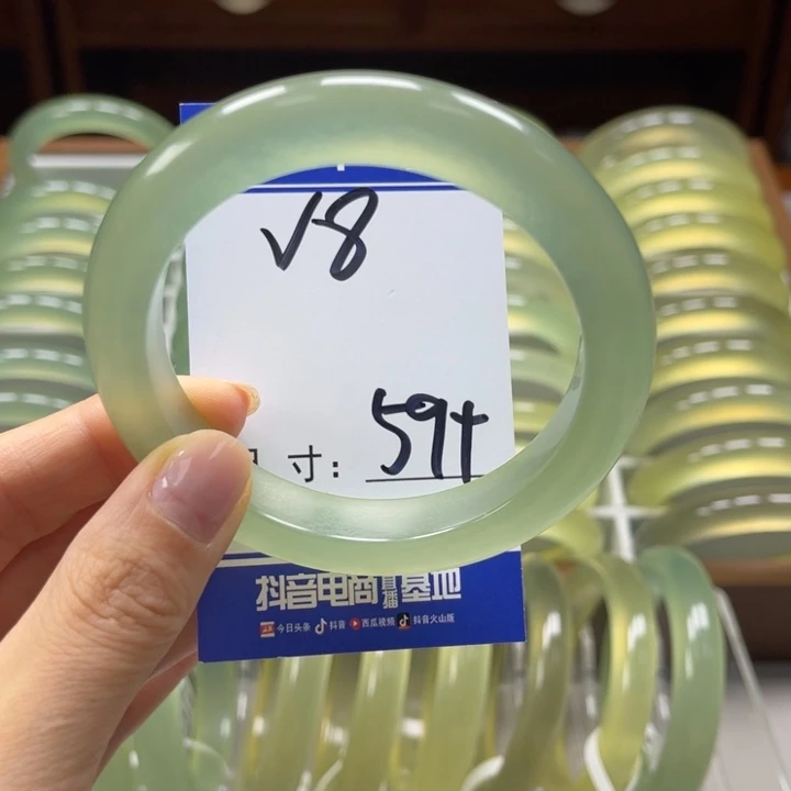 莫***名岫玉未镶嵌手镯手镯
