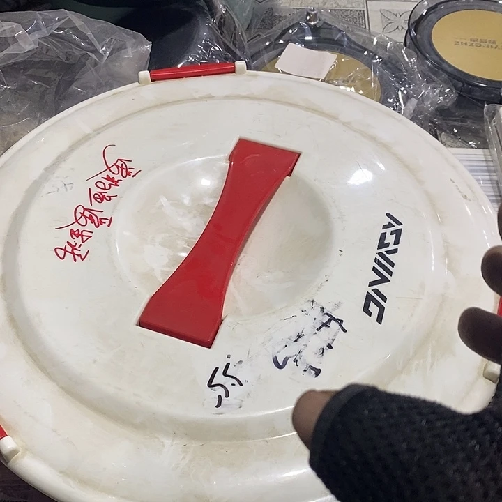 大红色开饵盆一个，，，