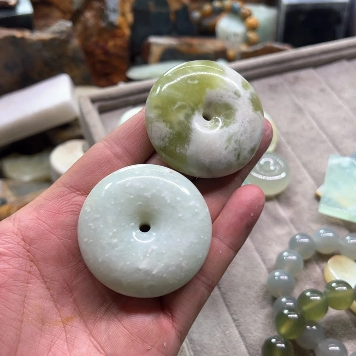 透闪石-蛇纹石玉未镶嵌珠宝奇石