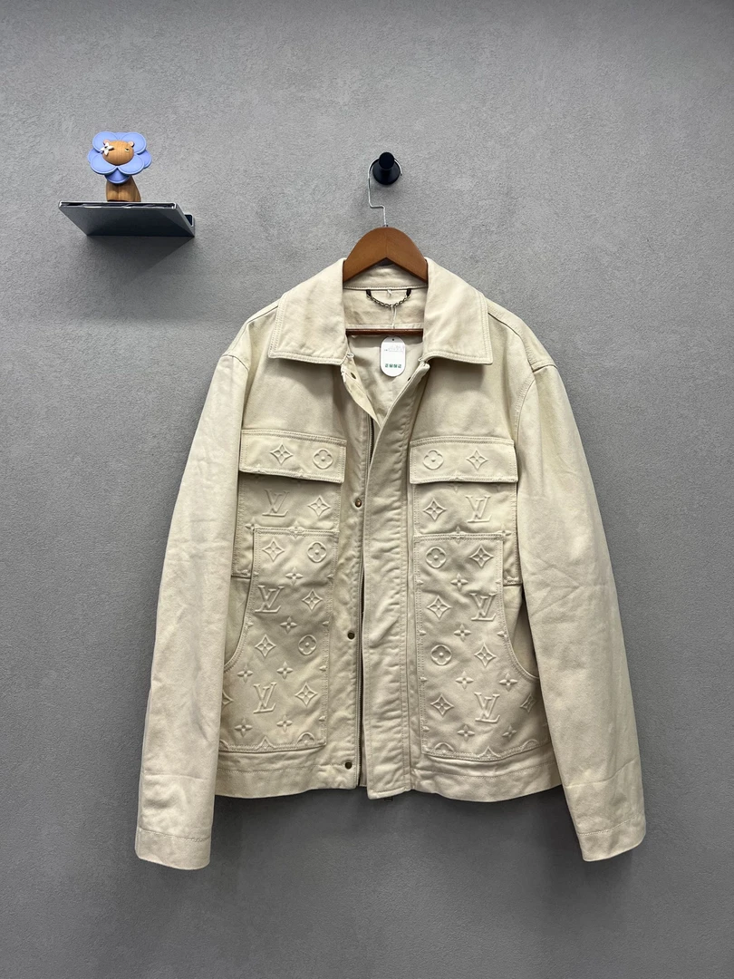 99新 LouisVuitton/路易威登 伐木浮雕Logo米白色夹克/46码