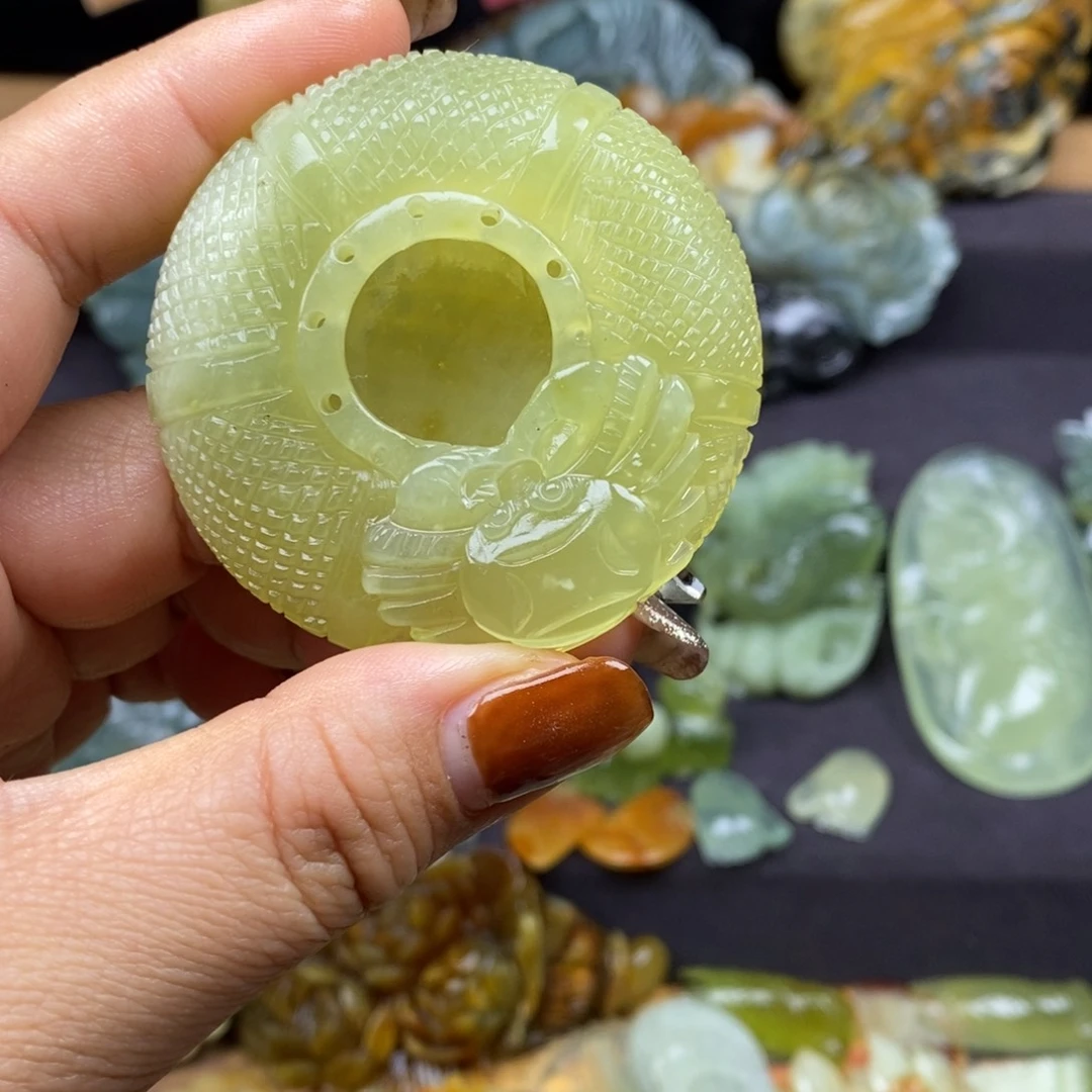 蛇纹石玉颈饰未镶嵌苏*颜