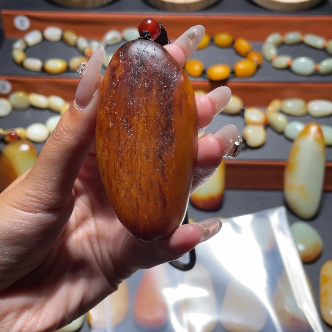 和田玉未镶嵌颈饰在*上