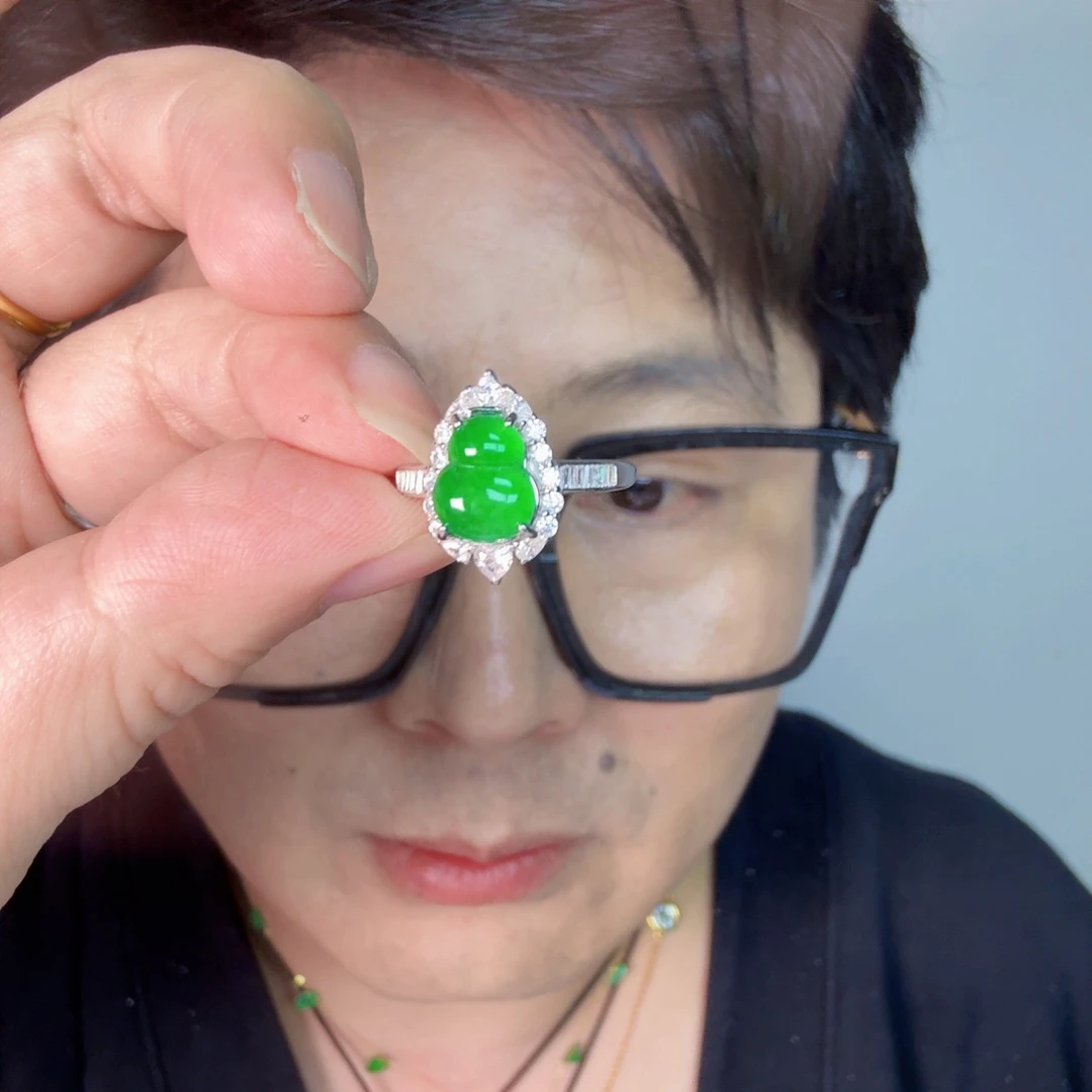 翡翠未镶嵌颈饰一件