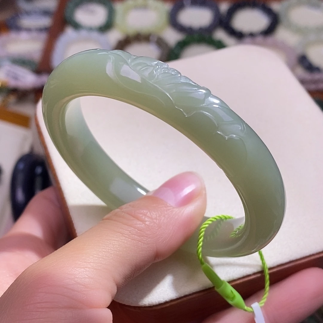 颈饰未镶嵌和田玉53圈晴水雕花手镯