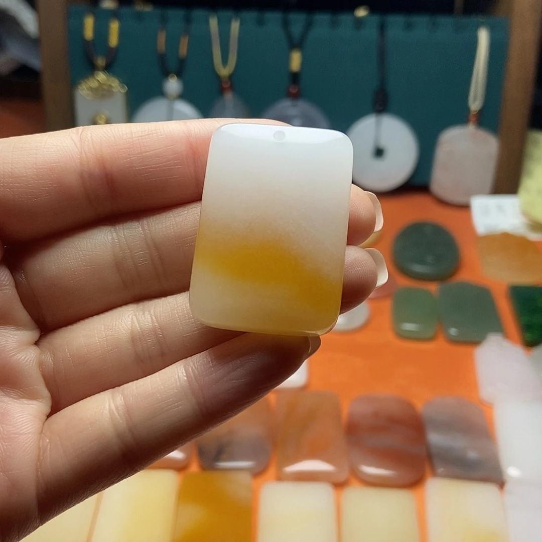 颈饰未镶嵌石英质玉?**