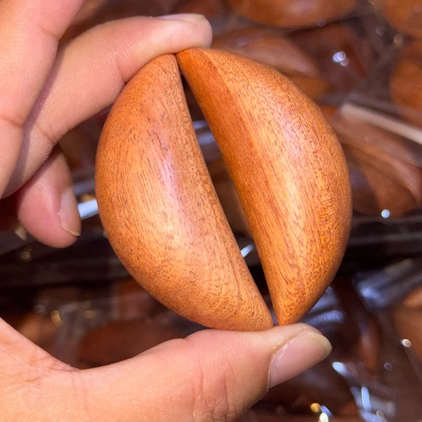 潮汕乌檀木圣杯实木原木卦杯家用杯告摆件