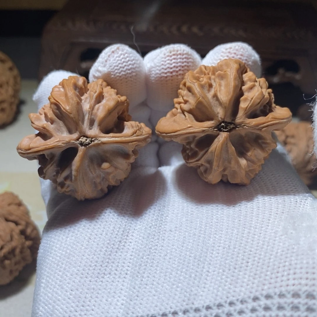 文玩核桃把件L****东黄松峪鸡心39