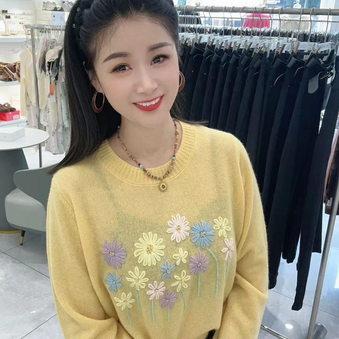 重工艺刺绣花花圆领毛衣