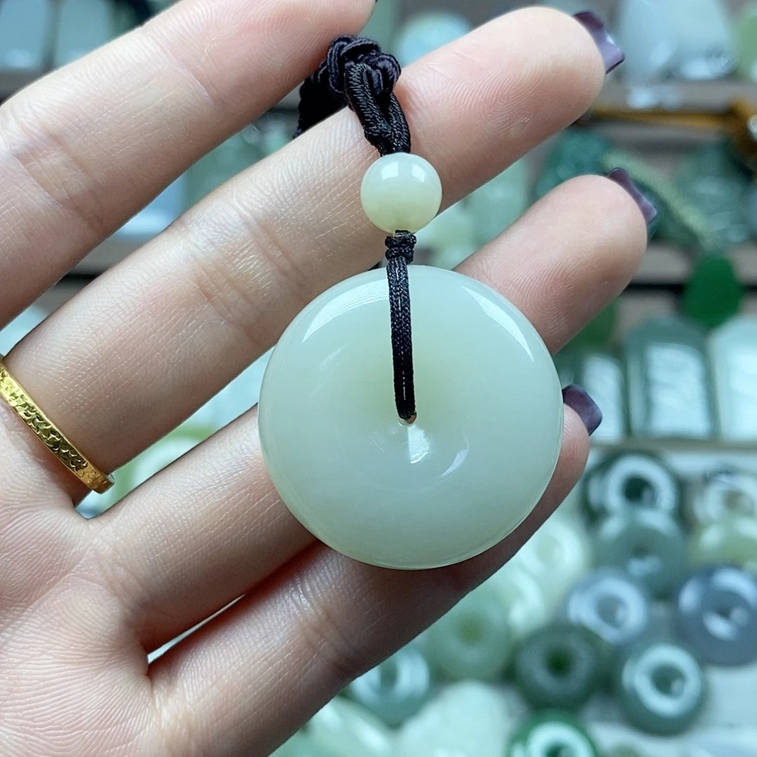 和田玉未镶嵌颈饰平安扣