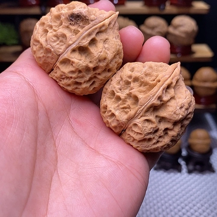文玩核桃吊坠金刚岩52
