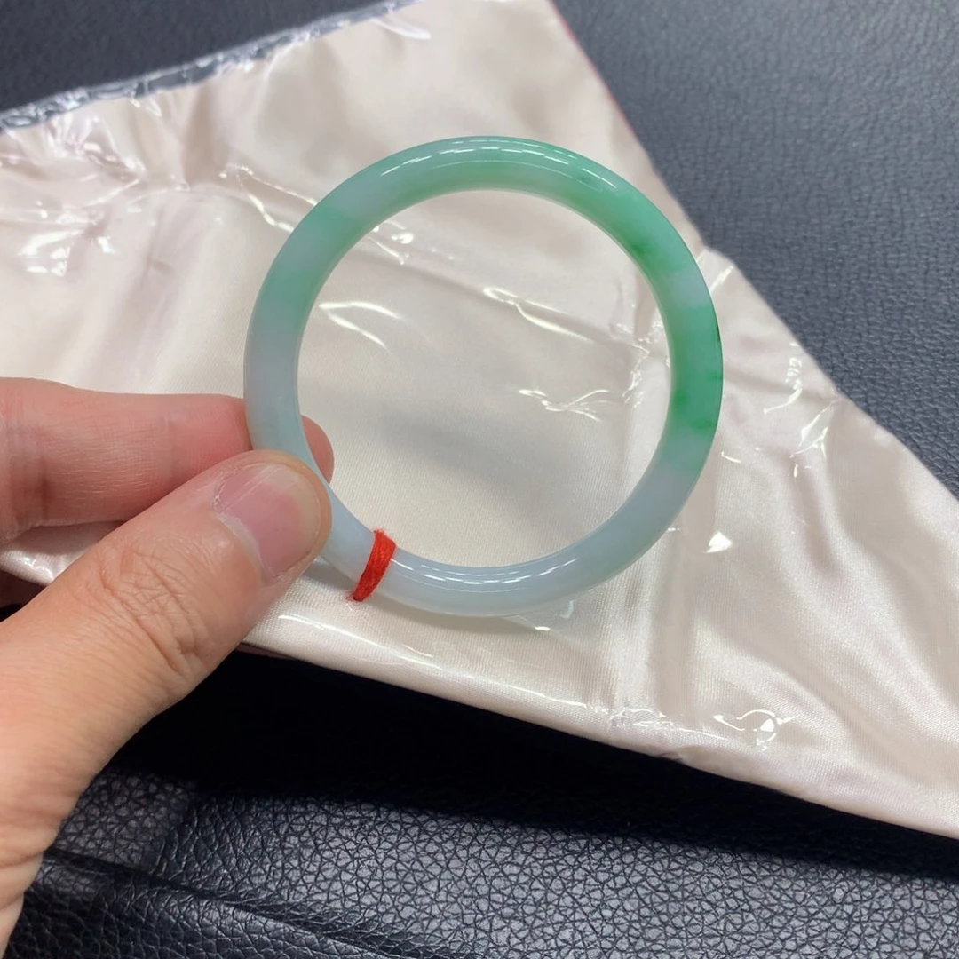 翡翠手镯未镶嵌翡翠