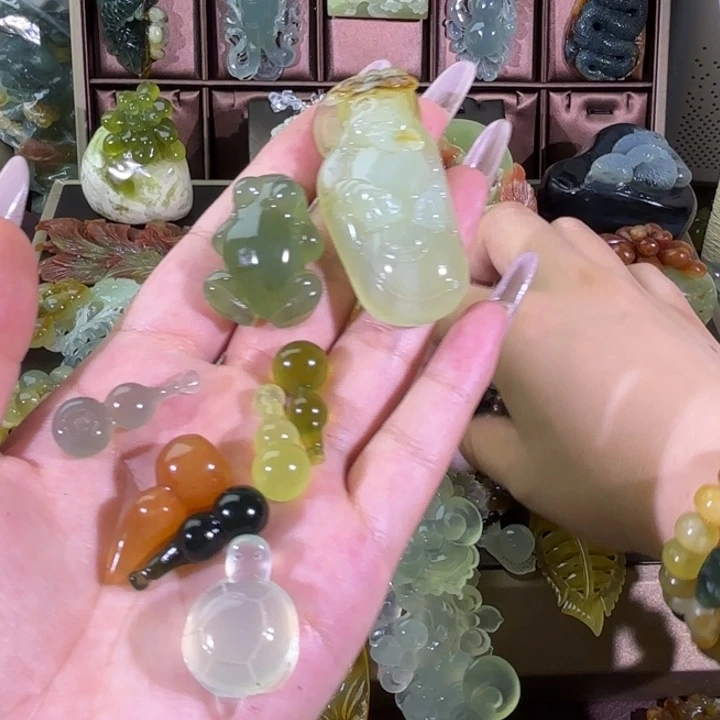 蛇纹石玉未镶嵌颈饰米*随机发