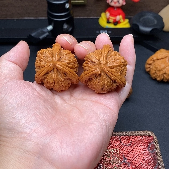 茫***边把件文玩核桃白奔