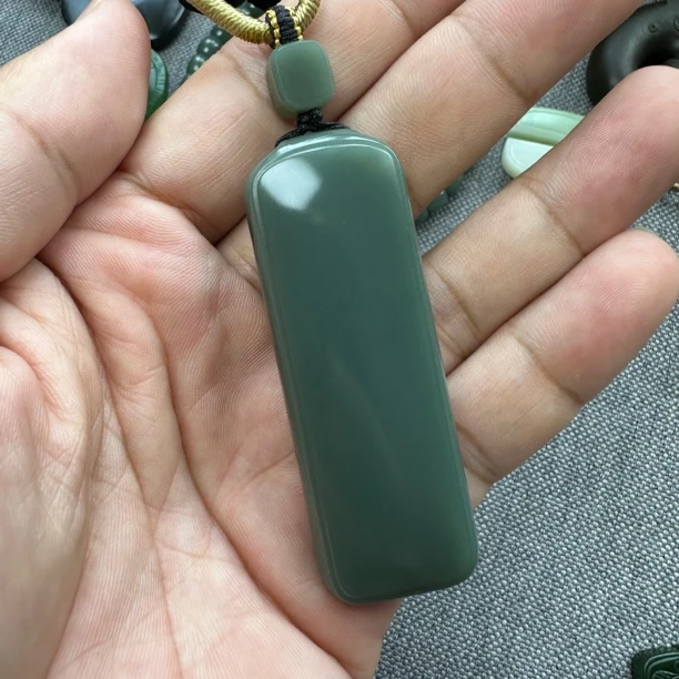 集色堂和田玉且末夹层料特细沙枣青瓷蓝时尚精美苏工平安牌49g