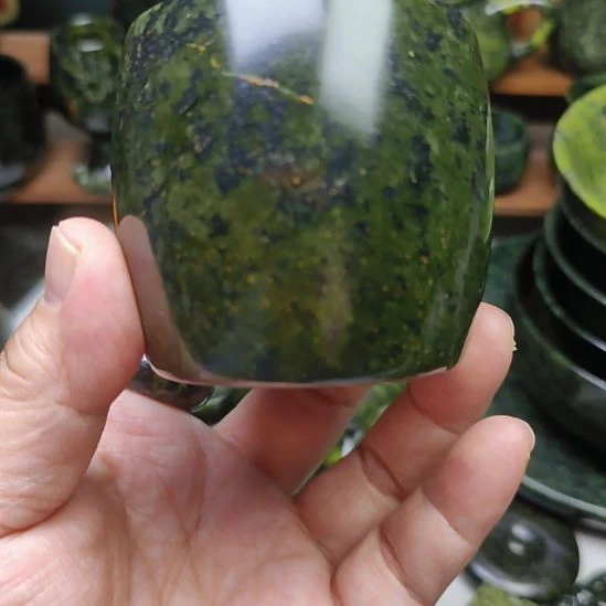 蛇纹石玉未镶嵌龙蛋杯