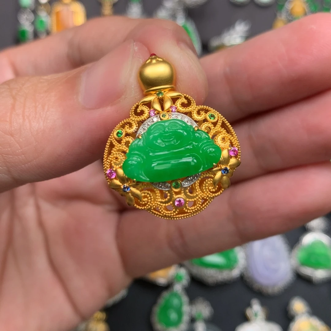 翡翠18K金镶嵌颈饰