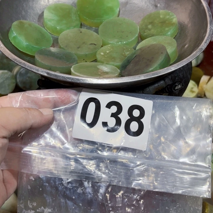 未镶嵌蛇纹石玉珠宝半成品