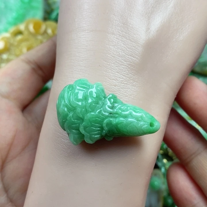 翡翠未镶嵌吊坠(赠链)