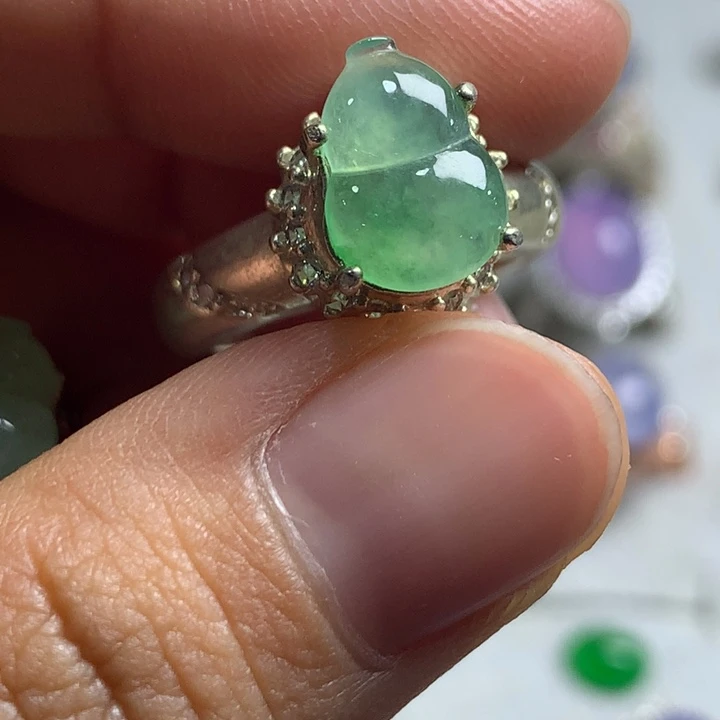 翡翠未镶嵌戒指铜托，卖裸石，需要二次镶嵌