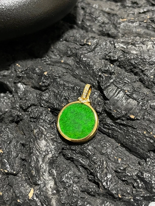 天然翡翠A货 阳绿简镶百搭无事圆牌