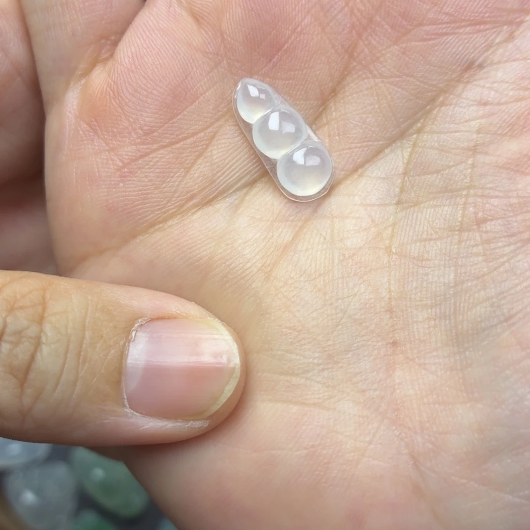 翡翠未镶嵌颈饰白冰豆