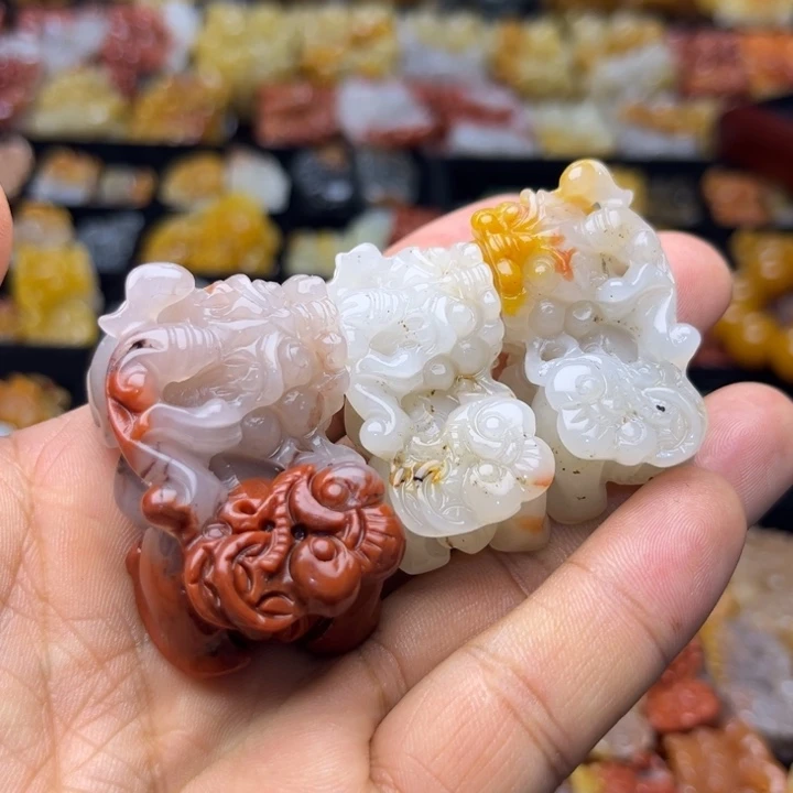 未镶嵌石英质玉（黄龙玉）颈饰