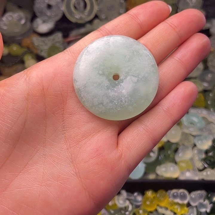 蛇纹石玉合金颈饰天青平安扣