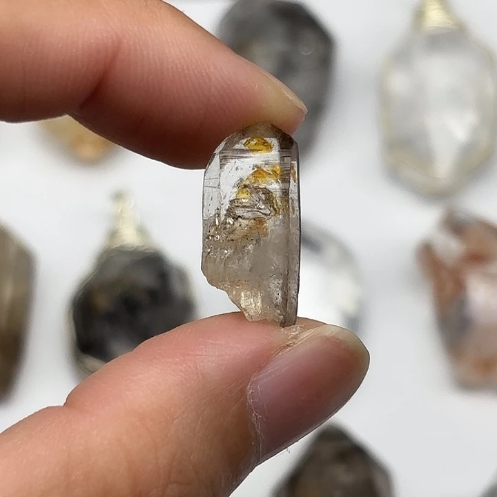 潇***兮颈饰水晶未镶嵌巴基斯坦油胆闪灵钻