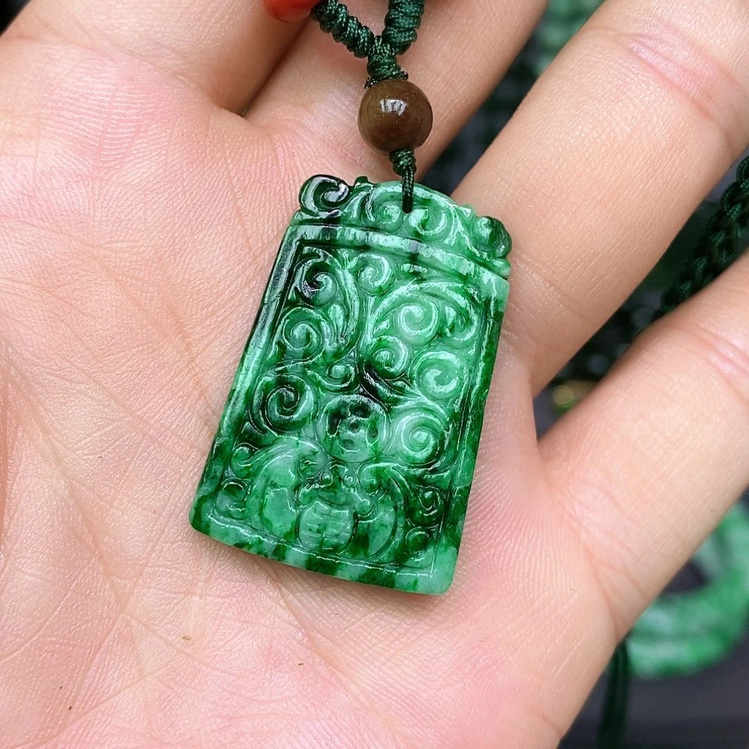 颈饰未镶嵌翡翠漂亮美眉