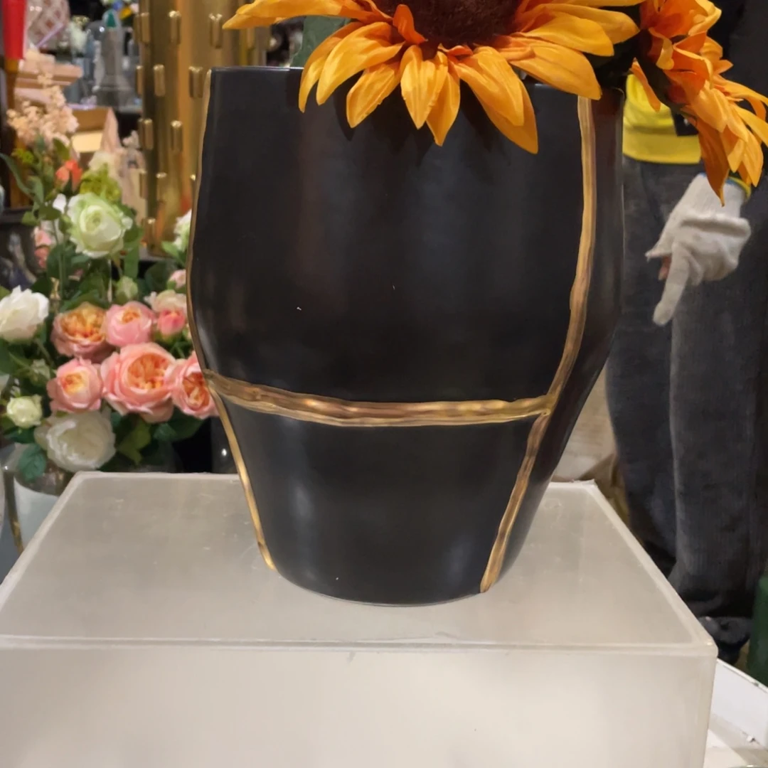 花瓶摆件，仿真绿植。