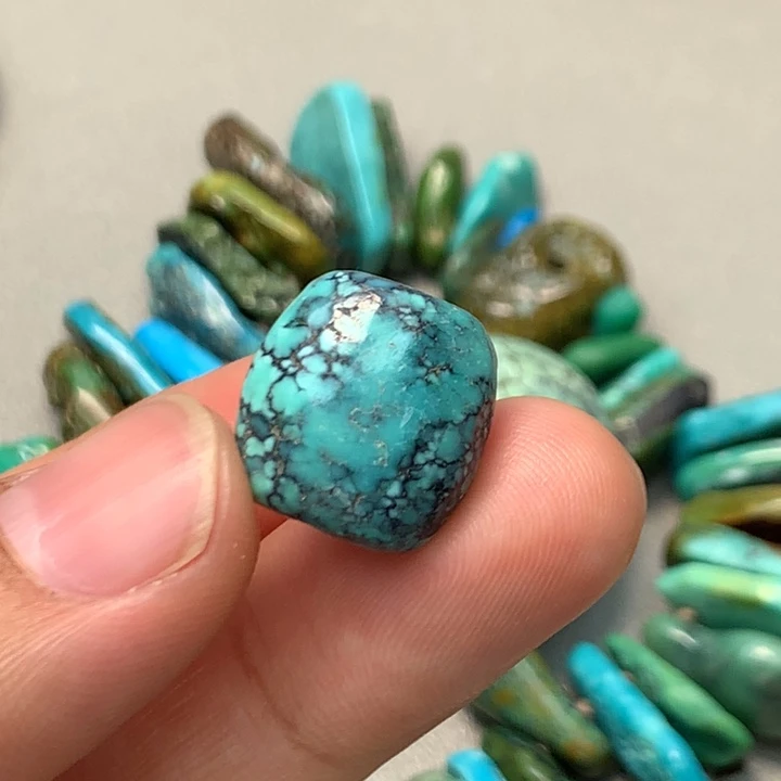 绿松石未镶嵌颈饰