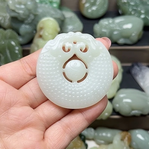 和田玉未镶嵌颈饰龍**人