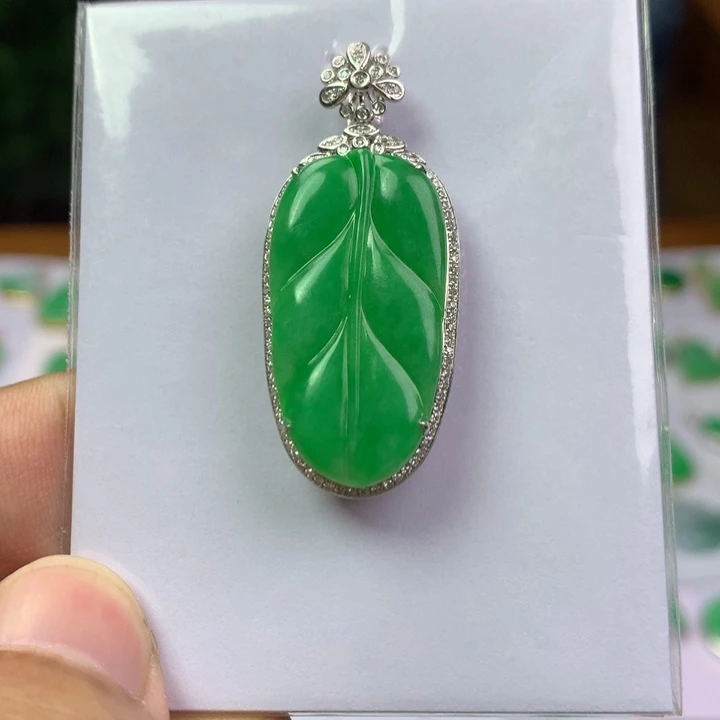 颈饰18K金镶嵌翡翠