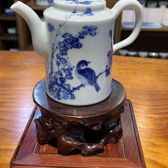 手工手绘精工青花壶
