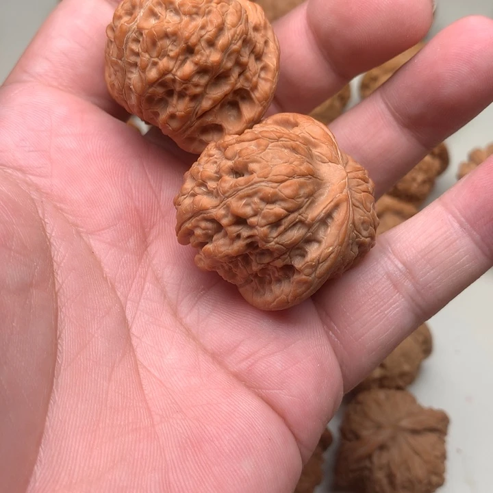 米***恩文玩核桃吊坠血麒麟