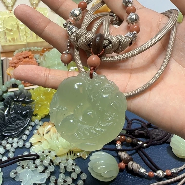 未镶嵌蛇纹石玉吊坠