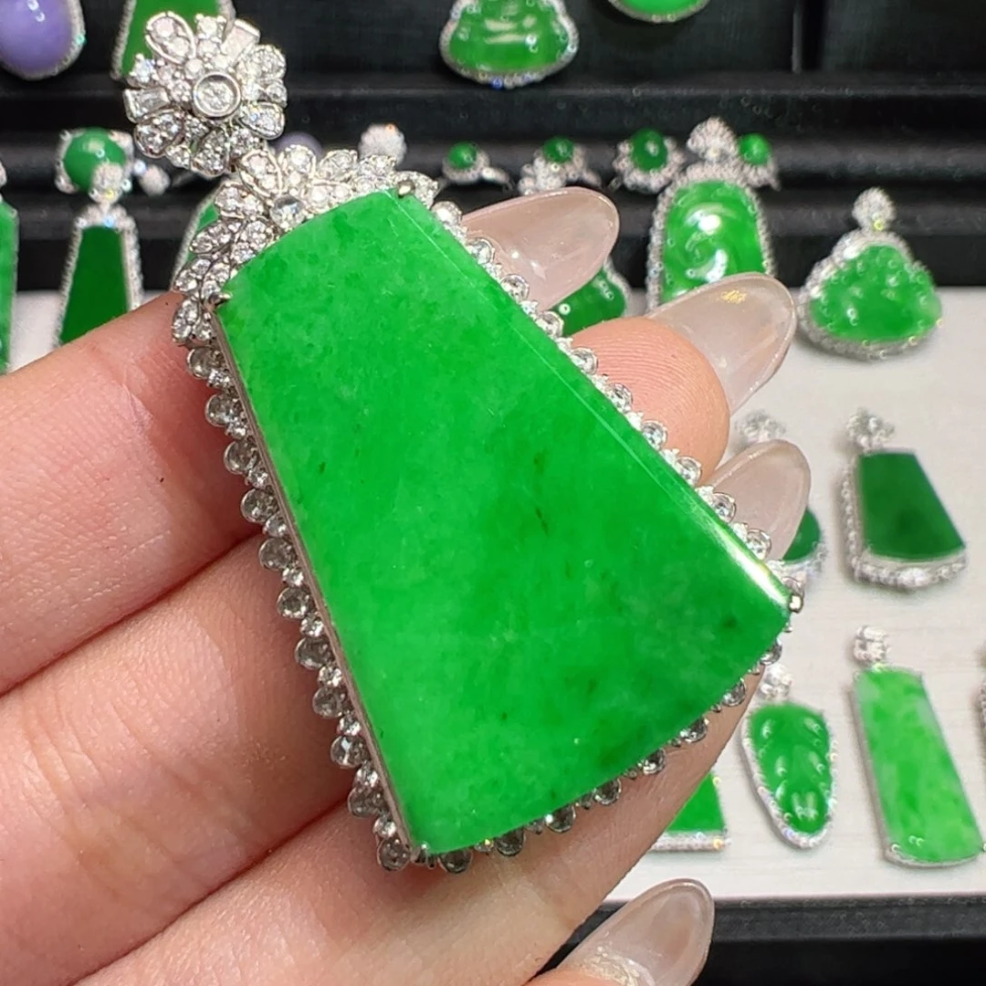 翡翠18K金镶嵌颈饰