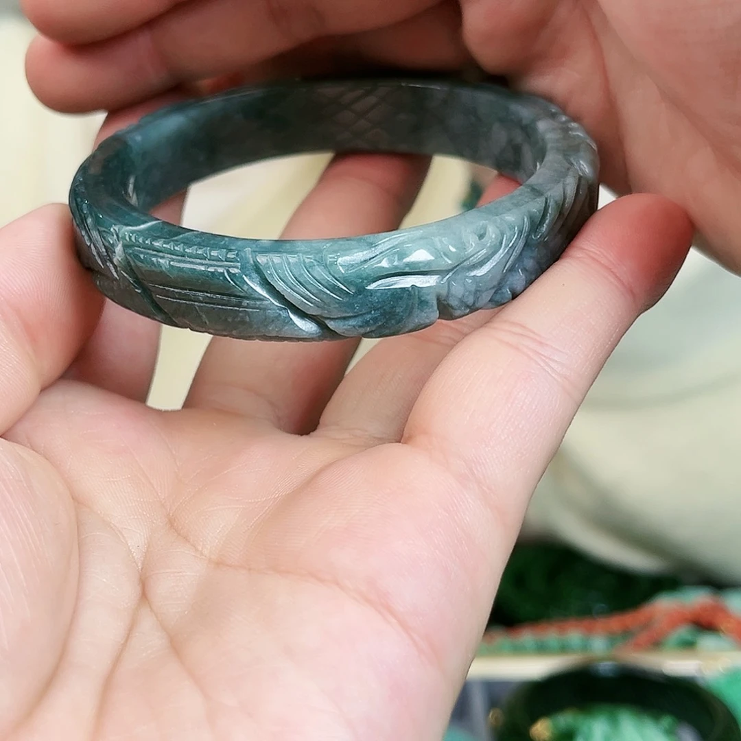 翡翠颈饰未镶嵌手镯