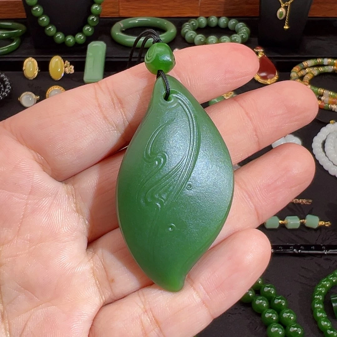 和田玉（碧玉）未镶嵌颈饰老料过灯菠菜绿满色随型吊坠