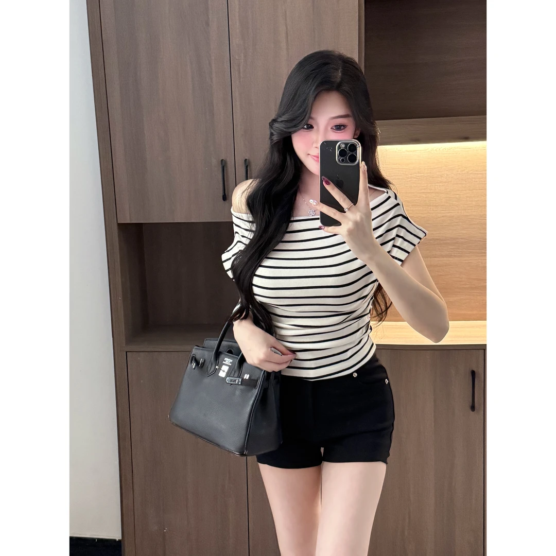 迈沃格夏季辣妹设计感别致斜肩条纹露肩性感时尚短袖T恤上衣女