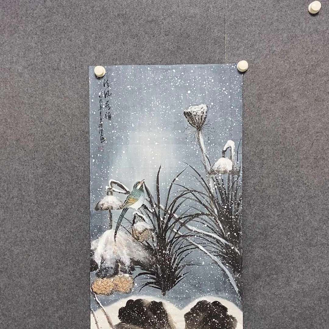 国画三尺雪荷一副