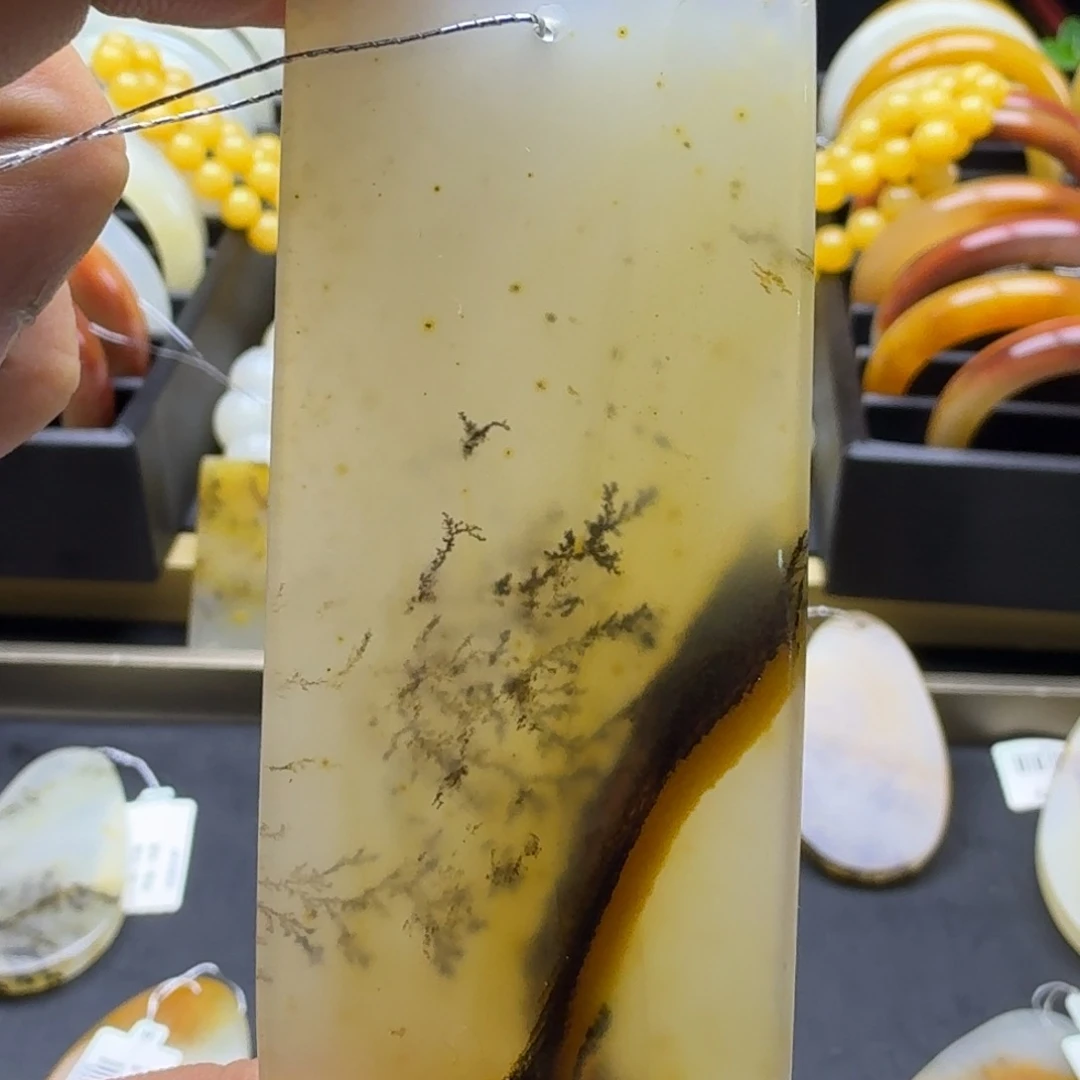 石英质玉（黄龙玉）未镶嵌颈饰