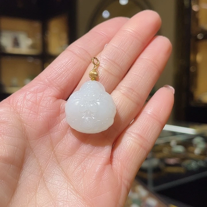 颈饰18K金镶嵌和田玉抱抱佛